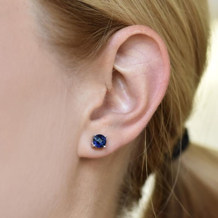 Silberohrringe mit blauen Saphiren auf dem Ohr 14792