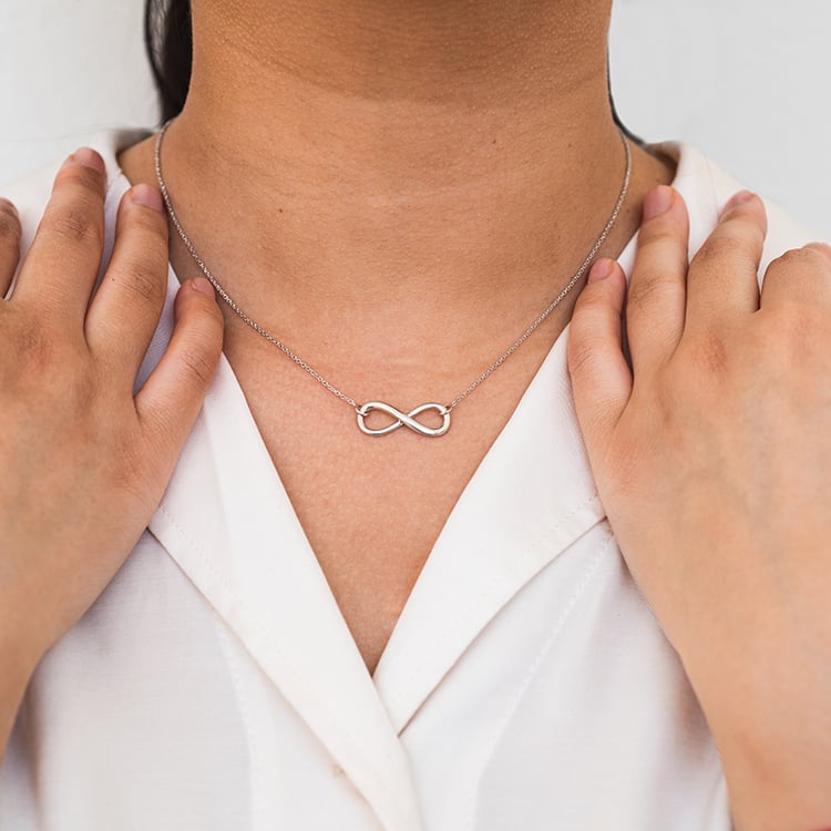 Silberhalskette im minimalistischen Design Infinity 120015