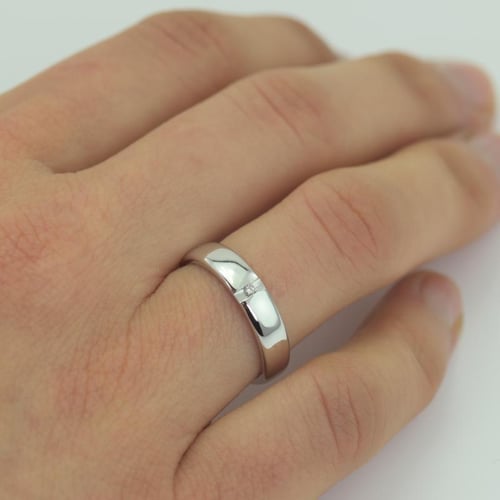 Goldene Eheringe mit Diamanten Yank
