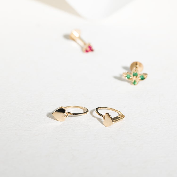 Goldene Kinderohrringe mit einem Herzen Angie 123118