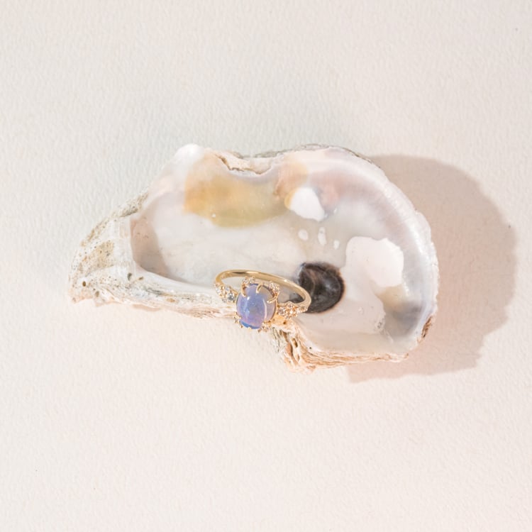 Goldener Verlobungsring mit Opal und Diamanten Zahara 101125