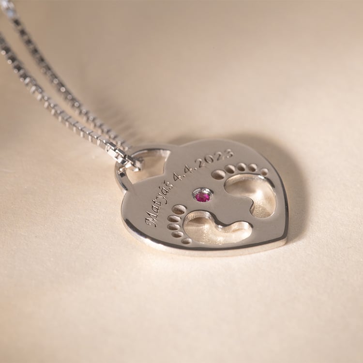 Silberner Anhänger mit Kinderfüßchen, einem Edelstein Ihrer Wahl und Gravur Olivia 120280