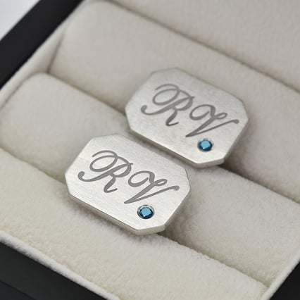 Gravierte, silberne Manschettenknöpfe mit blauen Diamanten Valetta