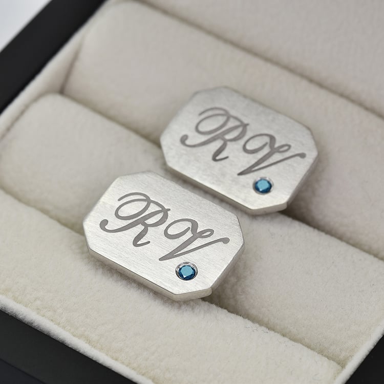 Gravierte, silberne Manschettenknöpfe mit blauen Diamanten Valetta 69794