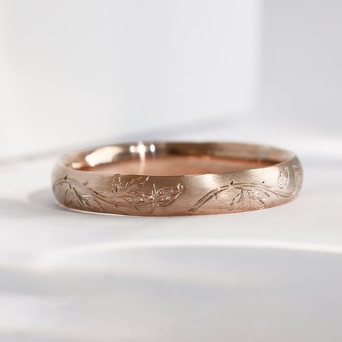 Eheringe mit von Hand gefertigter Rosengravur Danni