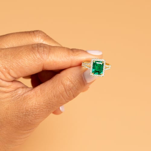 Goldener Ring mit Lab Grown Smaragd in Emerald Form und Diamanten Ralph