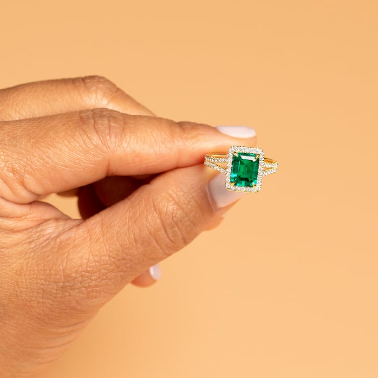 Goldener Ring mit Lab Grown Smaragd in Emerald Form und Diamanten Ralph 136560