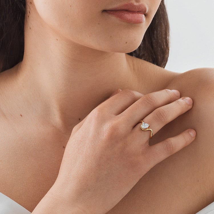 Silberner Ring in Wellenform mit einem tropfenförmigen Moissanit Mirjana 167327