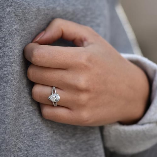Verlobungsring im Halostil mit Tropfendiamant Perlote