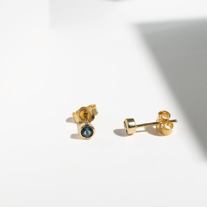 Minimalistische Ohrstecker mit Londoner Topasen in Bezelfassung Tofine