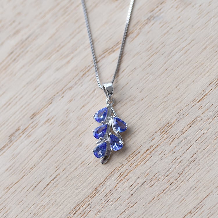 Romantische Anhänger mit Tansaniten Averie 60155