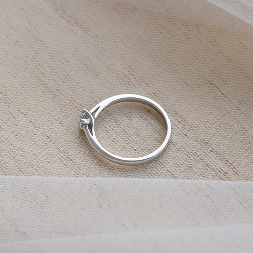Verlobungsring mit Diamant im Rundschliff Katya