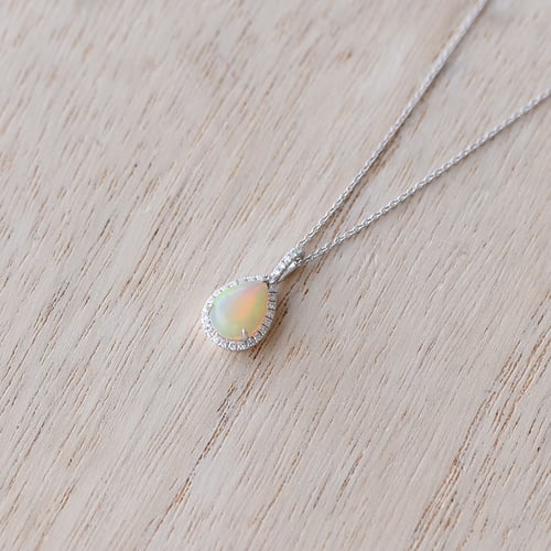 Luxuriöser Anhänger mit weißem Opal und Diamanten Gale