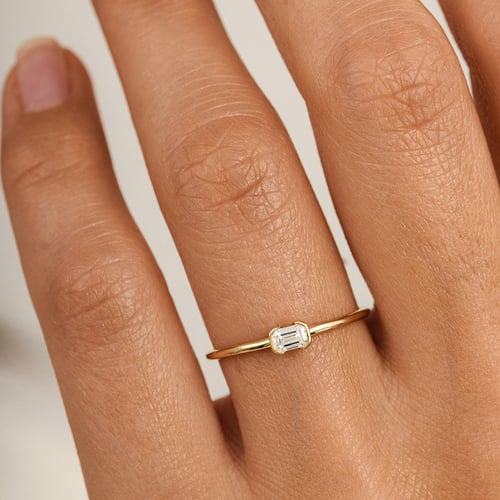 Minimalistischer Ring aus Gold mit einem Lab Grown Diamanten in Emerald-Form Henrik