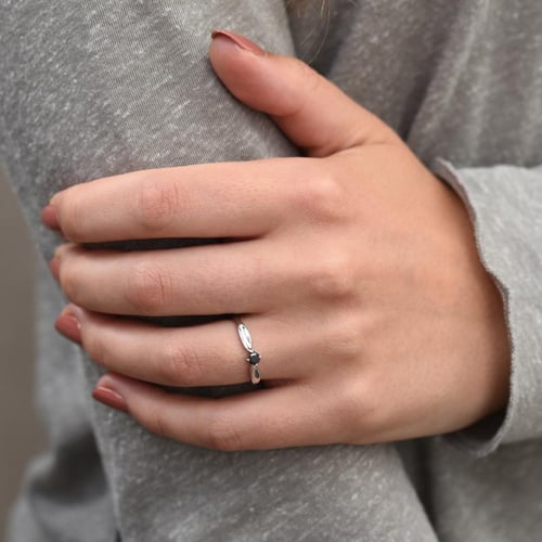 Verlobungsring mit schwarzem Diamant Amrusha
