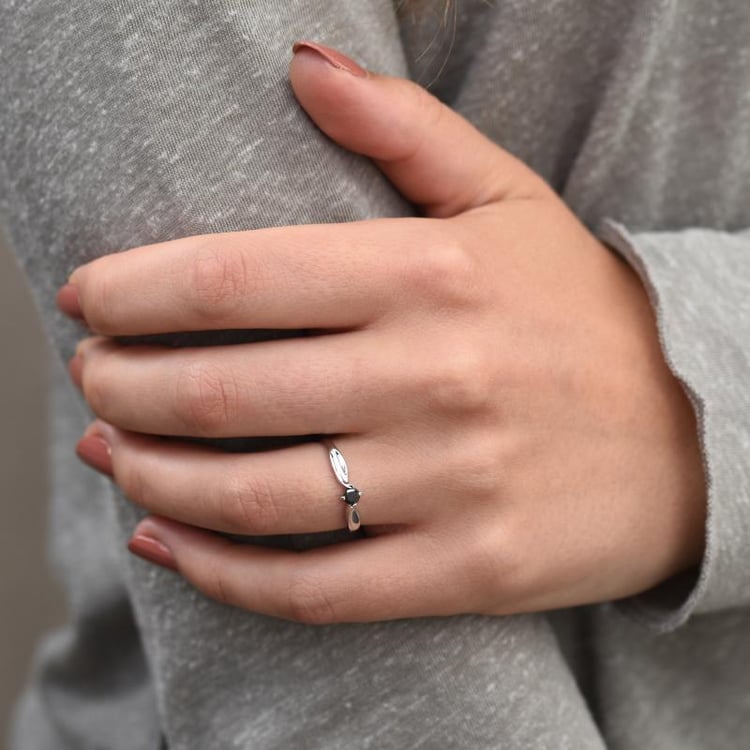 Ring mit schwarzem Diamant 45344