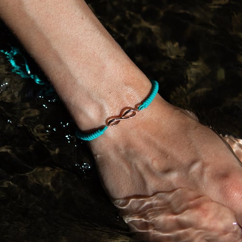 Armband mit einem Anhänger in Form des Unendlichkeitssymbols Infinity