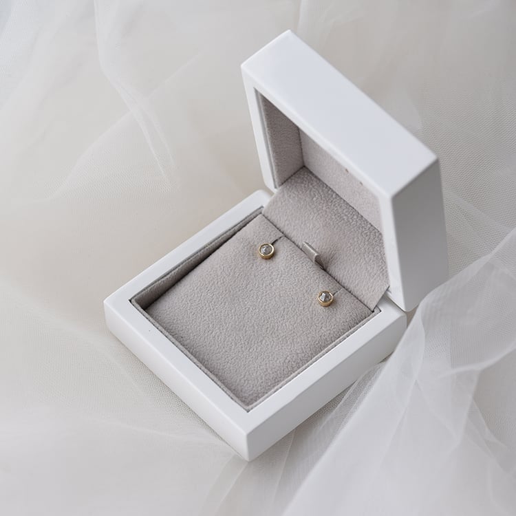 Goldene Ohrstecker mit 0.44ct Salt and Pepper Diamanten Haliena 63354