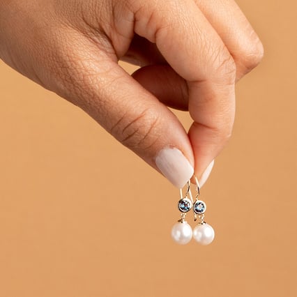 Goldene Perlenohrringe mit Lab Grown Alexandriten Truett