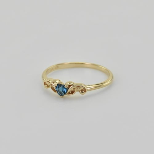 Ring mit herzförmigem Topas und Notenschlüssel Akant