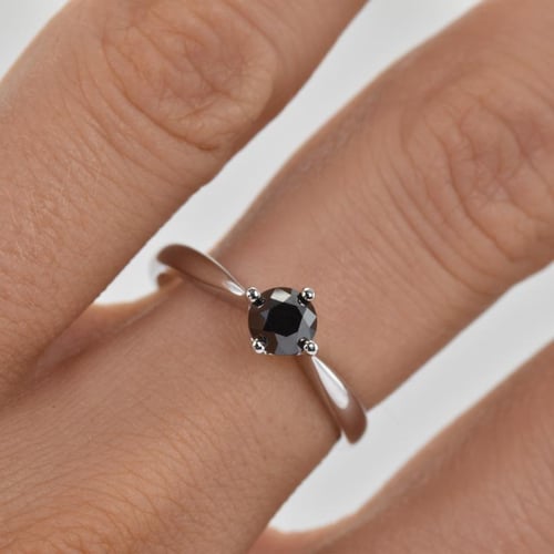 Verlobungsring mit schwarzem Diamant Mahiya