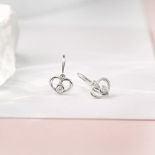 Goldene Kinderohrringe in Herzform mit Lab Grown Diamanten Ariel