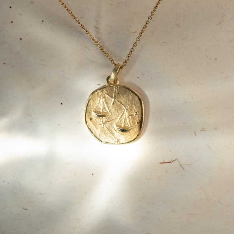 Goldanhänger mit Symbolen des Tierkreiszeichens 143659