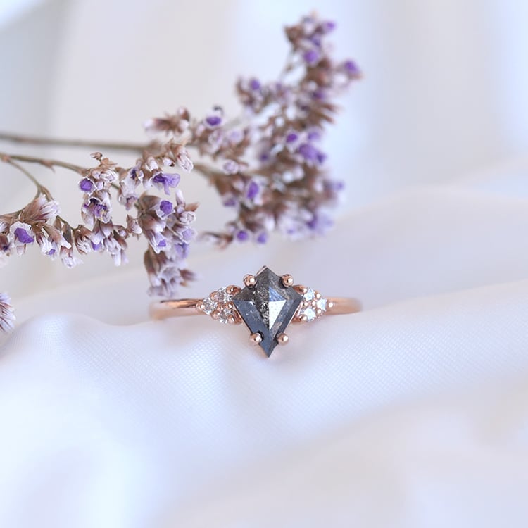 Origineller Ring mit einem Salt and Pepper Diamanten Nele 80953