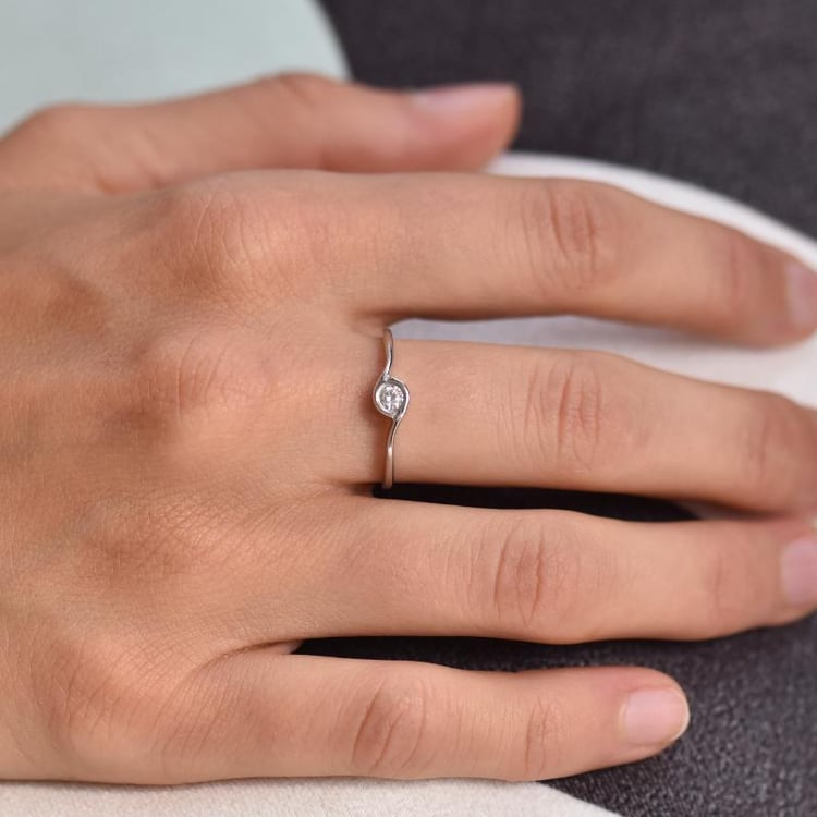 Diamantring auf dem Damenhand 52334