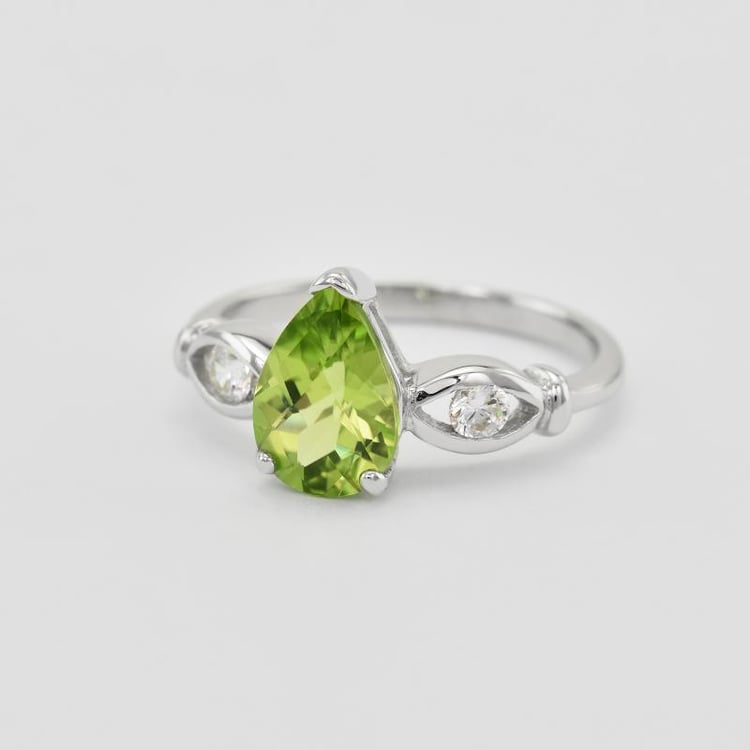 Silberner Ring mit Olivin und Zirkonia Karolina 23294