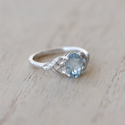Goldener Aquamarinring mit Diamanten Alanyse