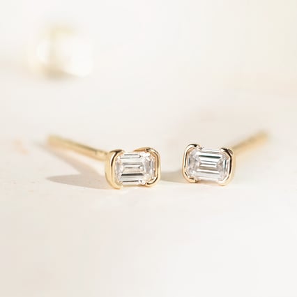 Minimalistische goldene Ohrstecker mit Diamanten in Emerald-Form Agata