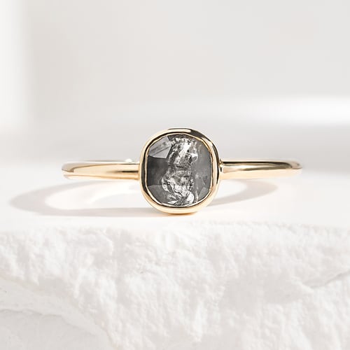 Ring mit einem Salt and Pepper Diamanten in Emerald-Form Christy
