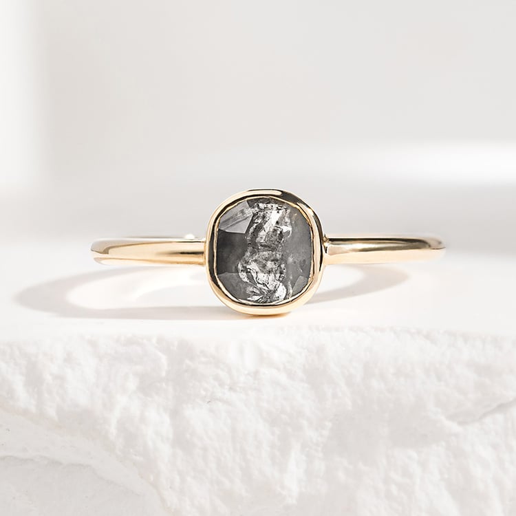 Ring mit einem Salt and Pepper Diamanten in Emerald-Form Christy 156274