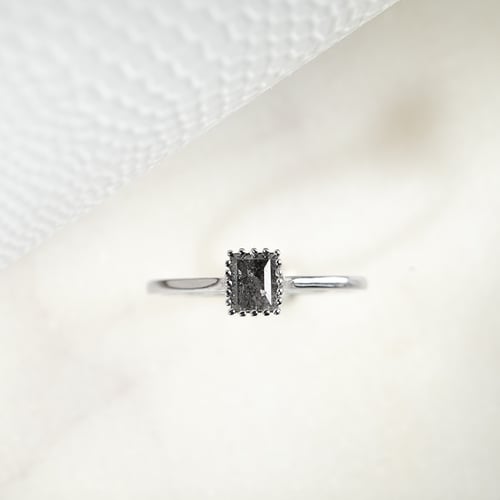 Goldring mit Salt and Pepper Diamant in Princess Form Samiya