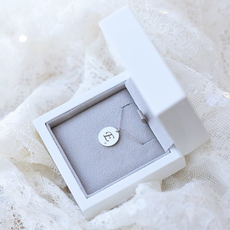 Anhänger aus Platin mit Diamant und Buchstabengravur Sager 70472