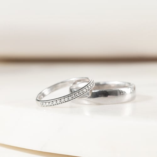 Eheringe aus Eternity-Ring mit Diamanten und einem Komfort-Ring Minke