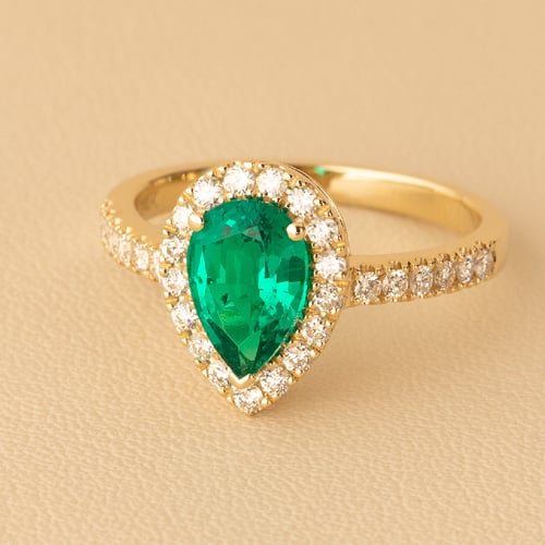 Goldener Ring mit Lab Grown Smaragd in Tropfenform und Diamanten Mason