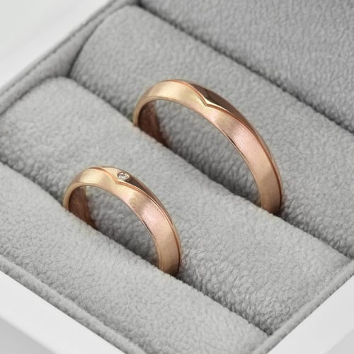 Goldene Eheringe mit Diamant Arif