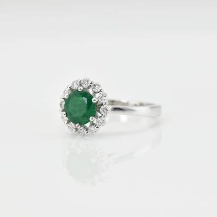 Smaragd im Diamantring Maceo