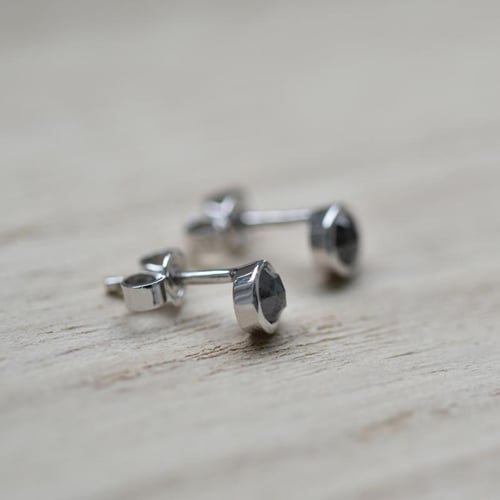 Goldenes Schmuckset mit Salt and Pepper Diamanten Amande