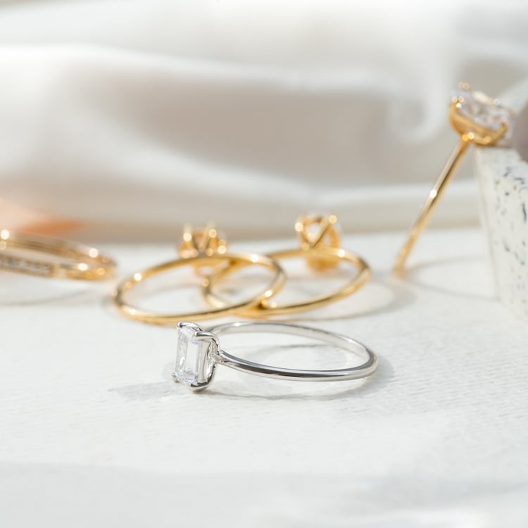 Verlobungsring mit einem Lab Grown Diamanten im Emeraldschliff Olson 123843