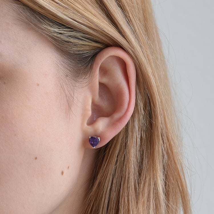 Amethyst Herzchen Ohrstecker auf dem Ohr 64580