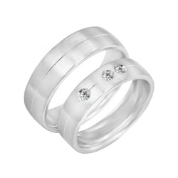 Goldene Eheringe mit drei Diamanten Ralio