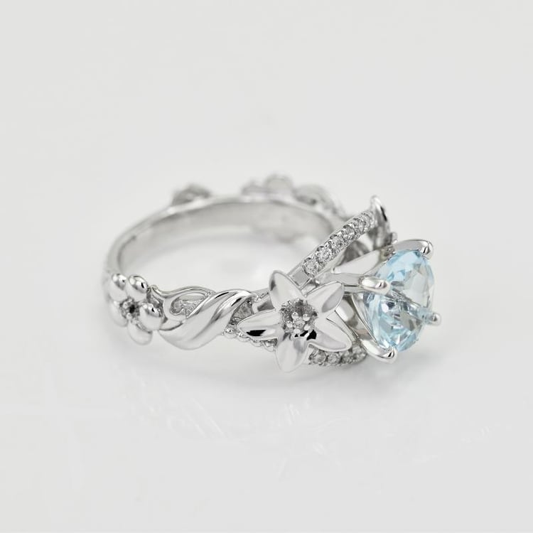 Goldener Ring mit Aquamarin-Blüte und Diamanten Lirija 21617