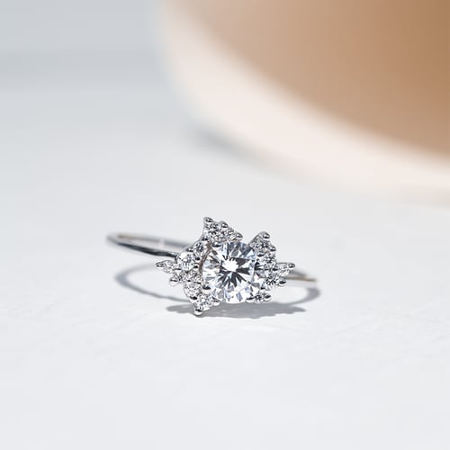 Cluster Verlobungsring mit Moissanit und Lab Grown Diamanten Talisha