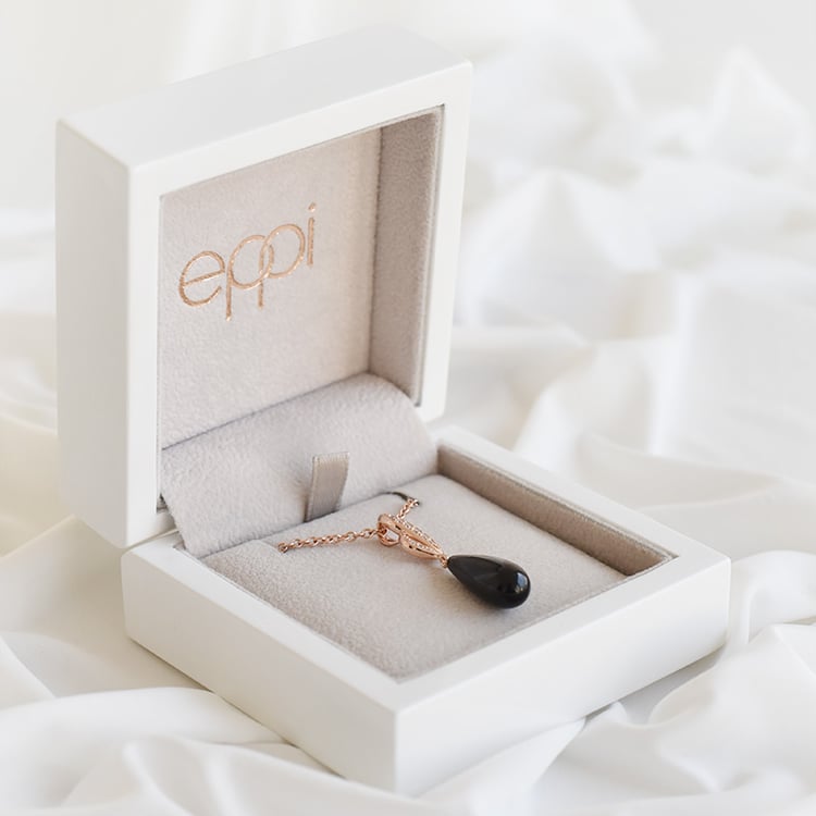 Zarter vergoldeter Anhänger mit schwarzem Onyx Antia 90618