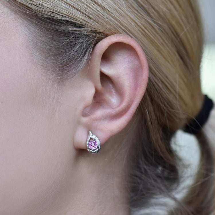 Ohrringe in Silber auf dem Ohr 14717