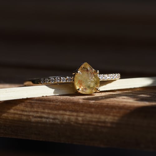 Perfekter Verlobungsring mit gelbem Pear Diamant Natela