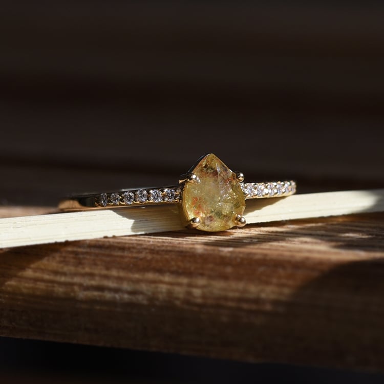 Perfekter Verlobungsring mit gelbem Pear Diamant Natela 78243